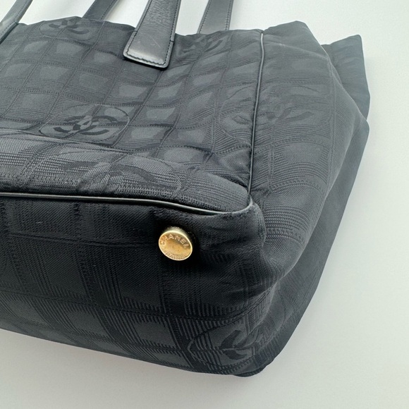 CHANEL Black Tote Bag with Leather Handles - Picture 4 of 15